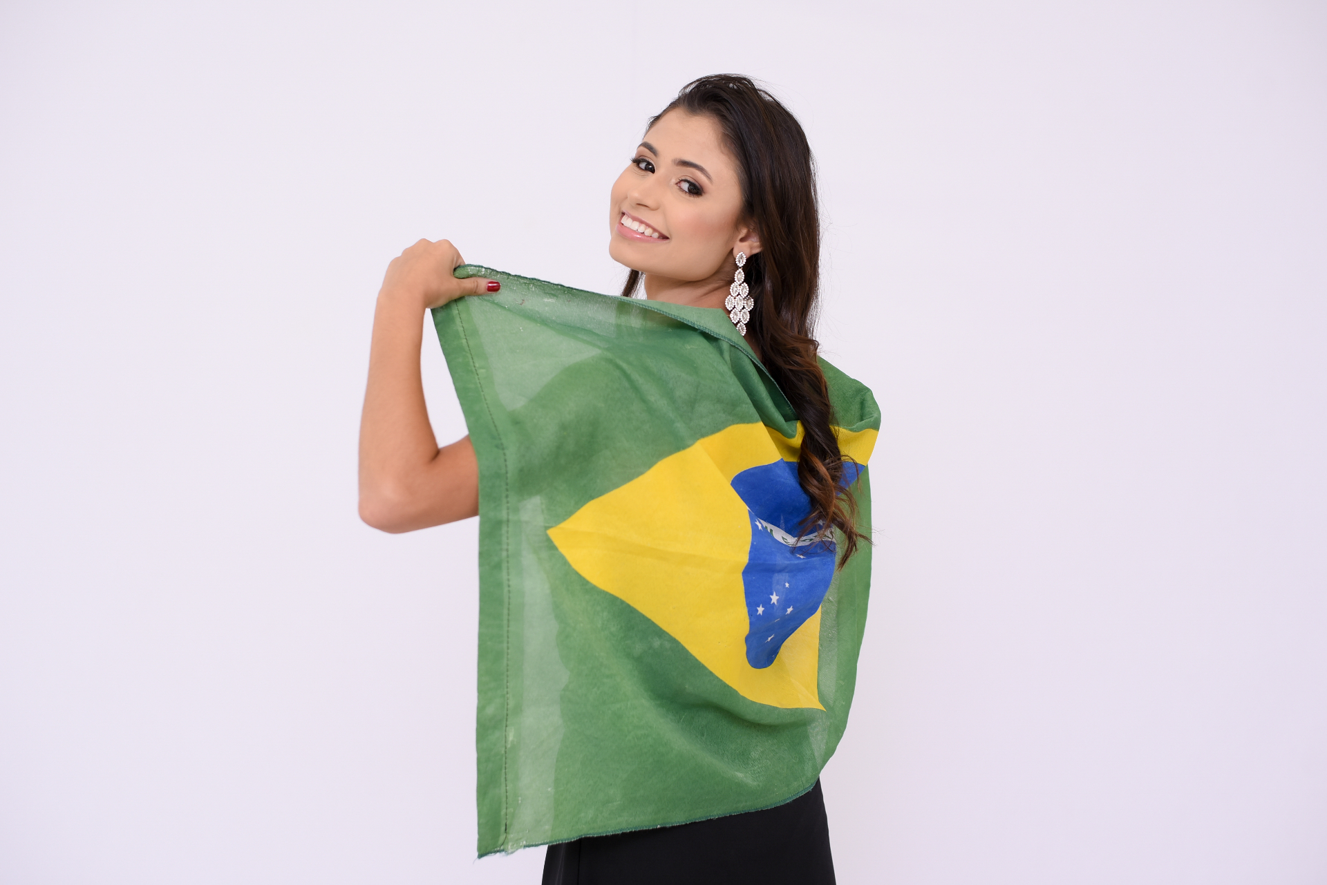 Roberta Botelho de perfil segurando a bandeira