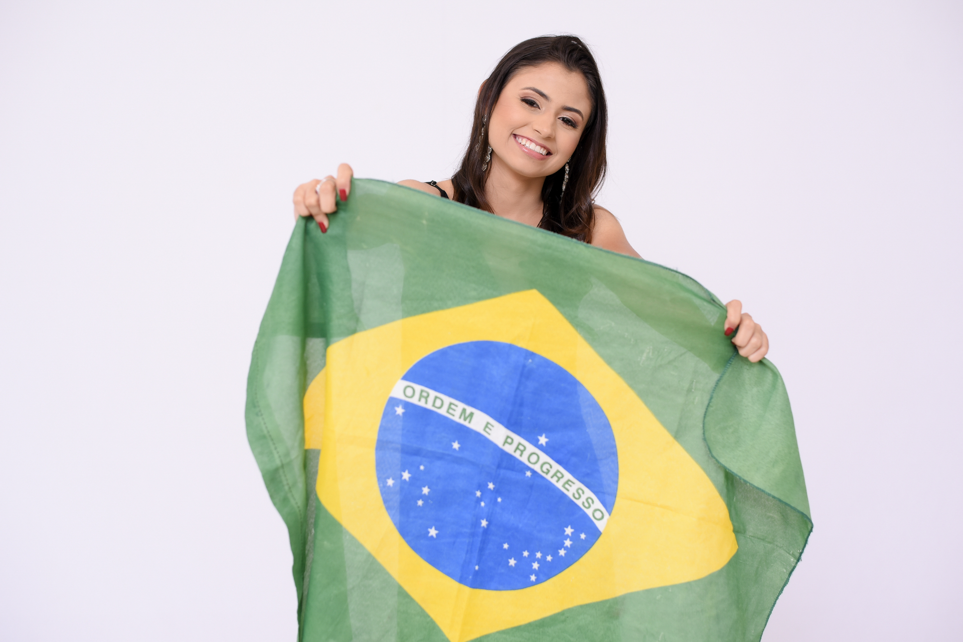 Roberta Botelho com a bandeira do Brasil