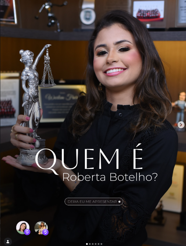 Roberta Botelho segurando uma estátua da Justiça